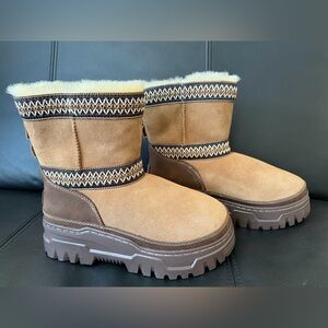 UGG Classic Mini Trailgazer Boots size 6 Chestnut NIB 
100% Authentic